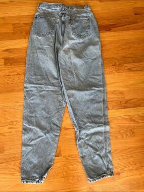 Vintage Brittania women’s 10 x 33 High-Waist Light Wash Mom Jeans